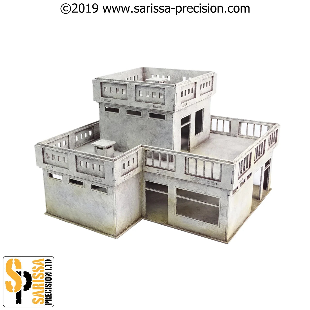 Walled Ambassador's Residence Set Q044 – widok izometryczny z przodu na dom ambasadora: 3-piętrowy budynek w kształcie litery L z tarasami i balustradami, pomalowane MDF, 28mm Sarissa Precision
