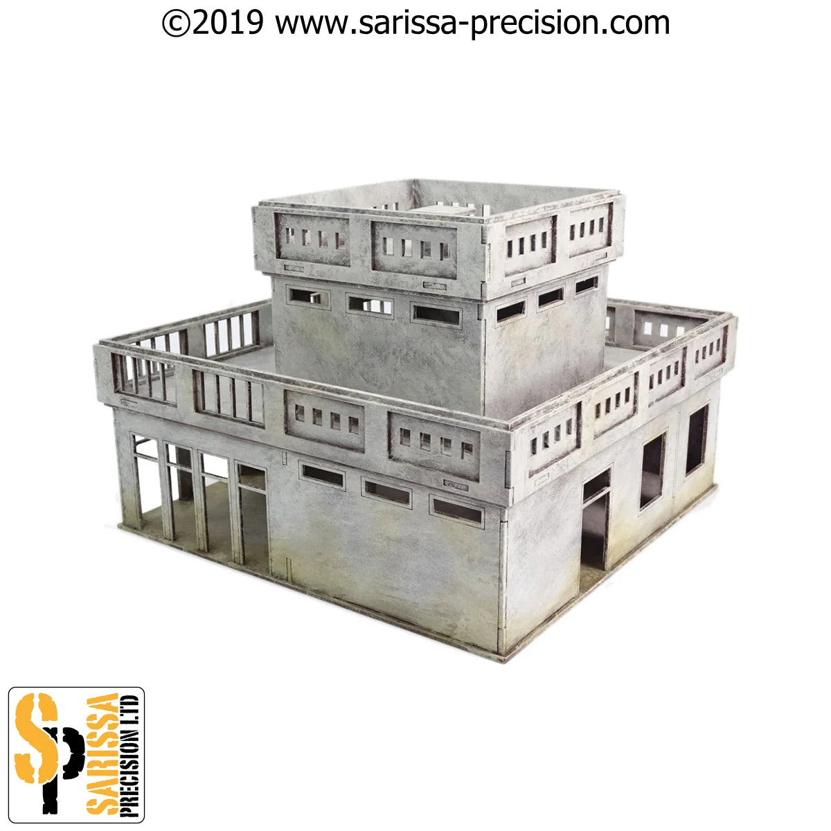 Walled Ambassador's Residence Set Q044 – widok izometryczny z tyłu na dom ambasadora: 3-piętrowy budynek z otwartym parterem, tarasami i balustradami, pomalowane MDF, 28mm Sarissa Precision
