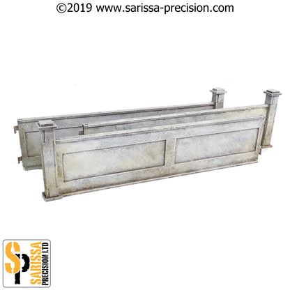 Walled Ambassador's Residence Set Q044 – zbliżenie na 2 sekcje prostego muru z filarami i panelami, pomalowane MDF, 28mm Sarissa Precision
