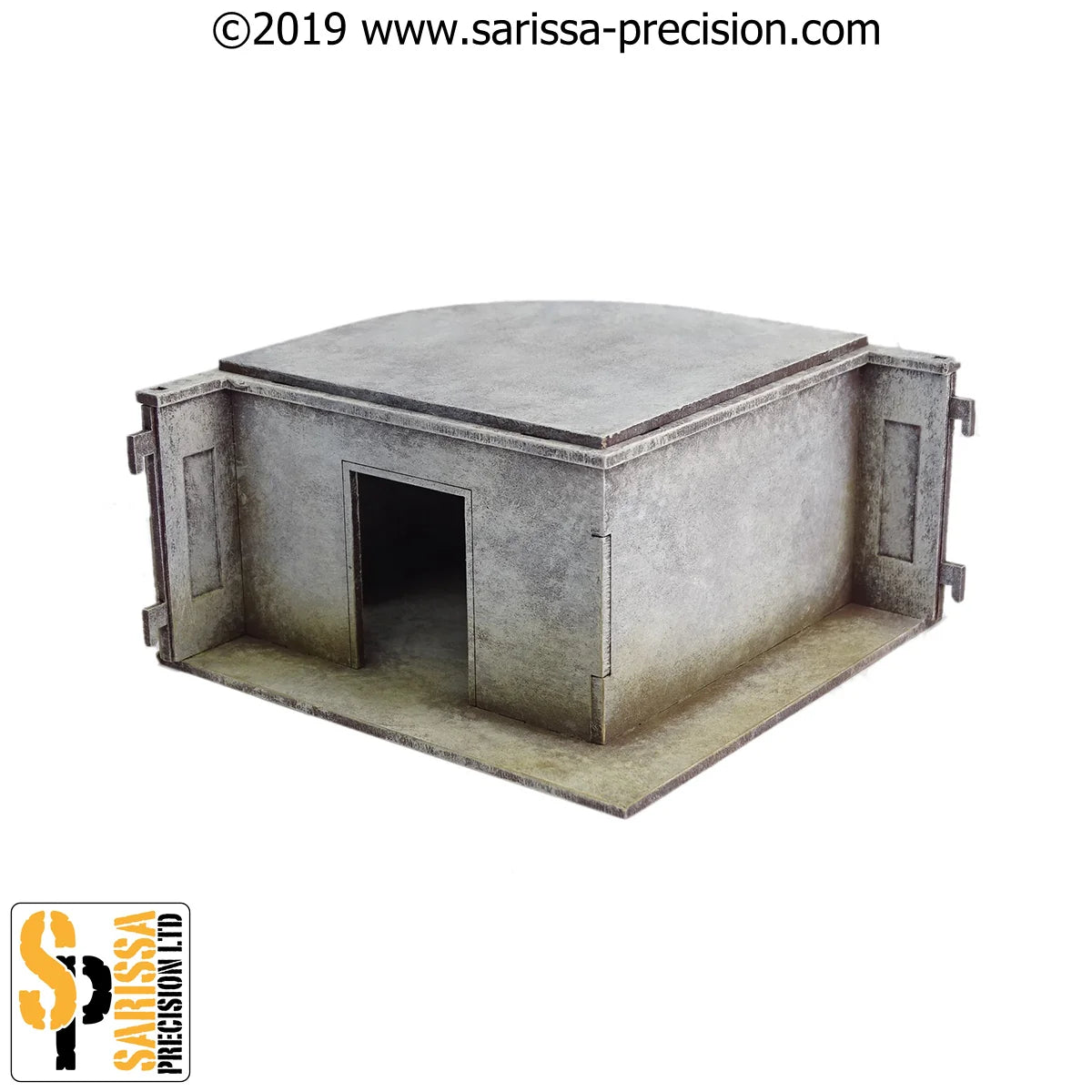 Walled Ambassador's Residence Set Q044 – widok izometryczny na posterunek ochrony: niski budynek z płaskim dachem, wejściem i złączami do muru po obu stronach, pomalowane MDF, 28mm Sarissa Precision

