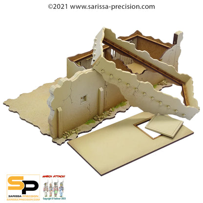 Skirmish Compound Bravo A040 – widok rozłożonych elementów: mur z bramą, budynek i zdejmowany dach osobno na Terrain Tile, surowe MDF pomalowane, 28mm Sarissa Precision
