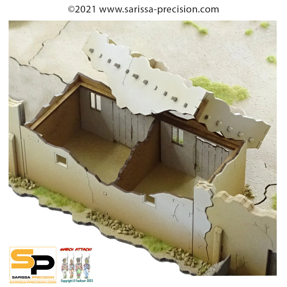 Skirmish Compound Bravo A040 – widok z góry na wnętrze posiadłości ze zdjętym dachem: budynek z drewnianą konstrukcją dachu i dziedziniec, surowe MDF pomalowane, 28mm Sarissa Precision
