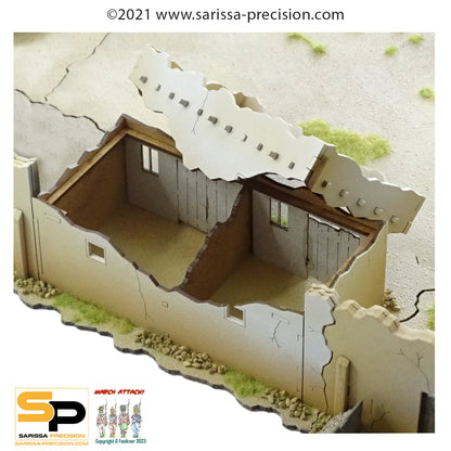 Skirmish Compound Bravo A040 – widok z góry na wnętrze posiadłości ze zdjętym dachem: budynek z drewnianą konstrukcją dachu i dziedziniec, surowe MDF pomalowane, 28mm Sarissa Precision
