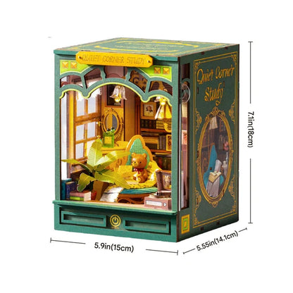 Przytulna Pracownia Quiet Corner Study Rolife TGE03 – book nook między dwiema książkami na jasnej drewnianej półce w salonie