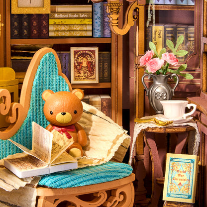 Przytulna Pracownia Quiet Corner Study Rolife TGE03 – gotowy book nook na półce z książkami, widok z boku w naturalnym świetle