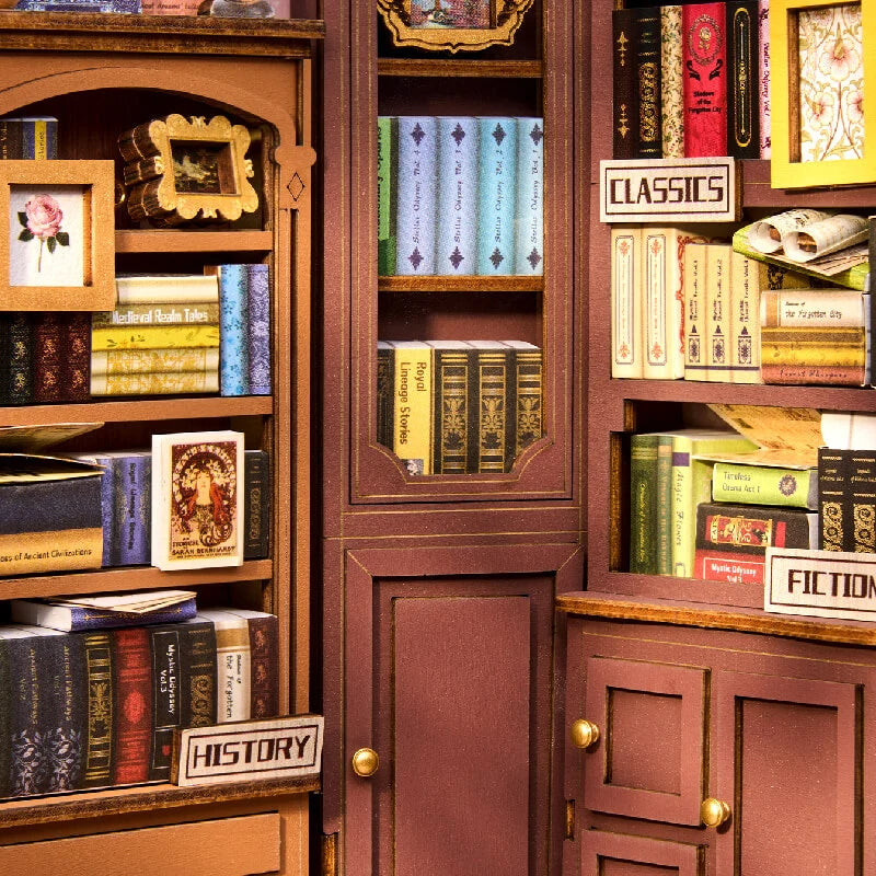 Przytulna Pracownia Quiet Corner Study Rolife TGE03 – pudełko zestawu Booknook and Wonderland: 185 el., LED, 14+, poziom Advanced