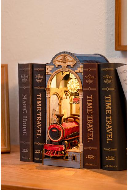 Podróż w Czasie RDS006e - Book Nook DIY miniaturowa stacja kolejowa steampunk czerwona lokomotywa złoty zegar - Värvikas
