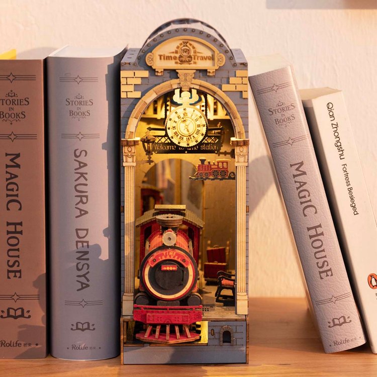 Podróż w Czasie RDS006e - Book Nook DIY między książkami na półce steampunkowa stacja kolejowa LED - Värvikas
