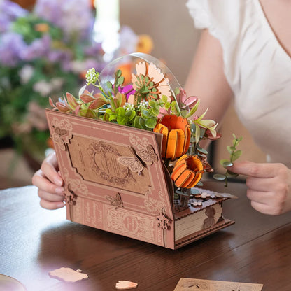 Książka w Kwiatach Wooden Blooming Book Rowood TW04H – gotowy model z kolorowym bukietem kwiatów wyrastających z książki, widok frontalny na stole