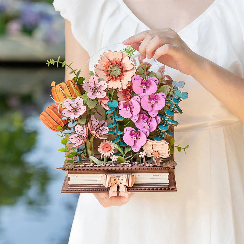 Książka w Kwiatach Wooden Blooming Book Rowood TW04H – gotowy model na stole w salonie, widok z boku pokazujący głębokość bukietu