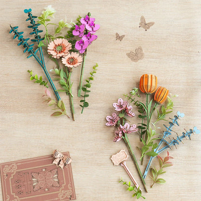 Książka w Kwiatach Wooden Blooming Book Rowood TW04H – zbliżenie na szczegóły książki: kokarda, nóżki i tabliczka z napisem na grzbiecie
