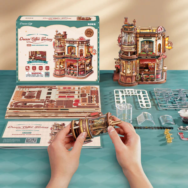 Fabryka Kawy Dream Coffee Factory ROKR EAB02 – gotowy model na tle miejskiej ulicy z postaciami