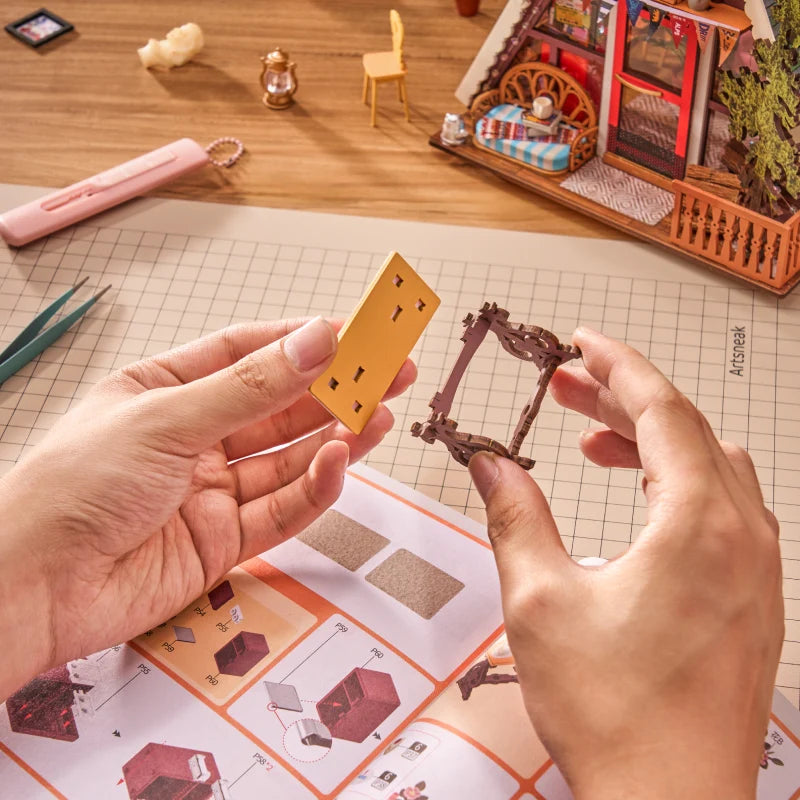 Górska Chata A-Frame Cabin Rolife DG181 – gotowy model nocny z otwartym dachem, miniaturowymi figurkami kota i słonia na trawie w świetle LED