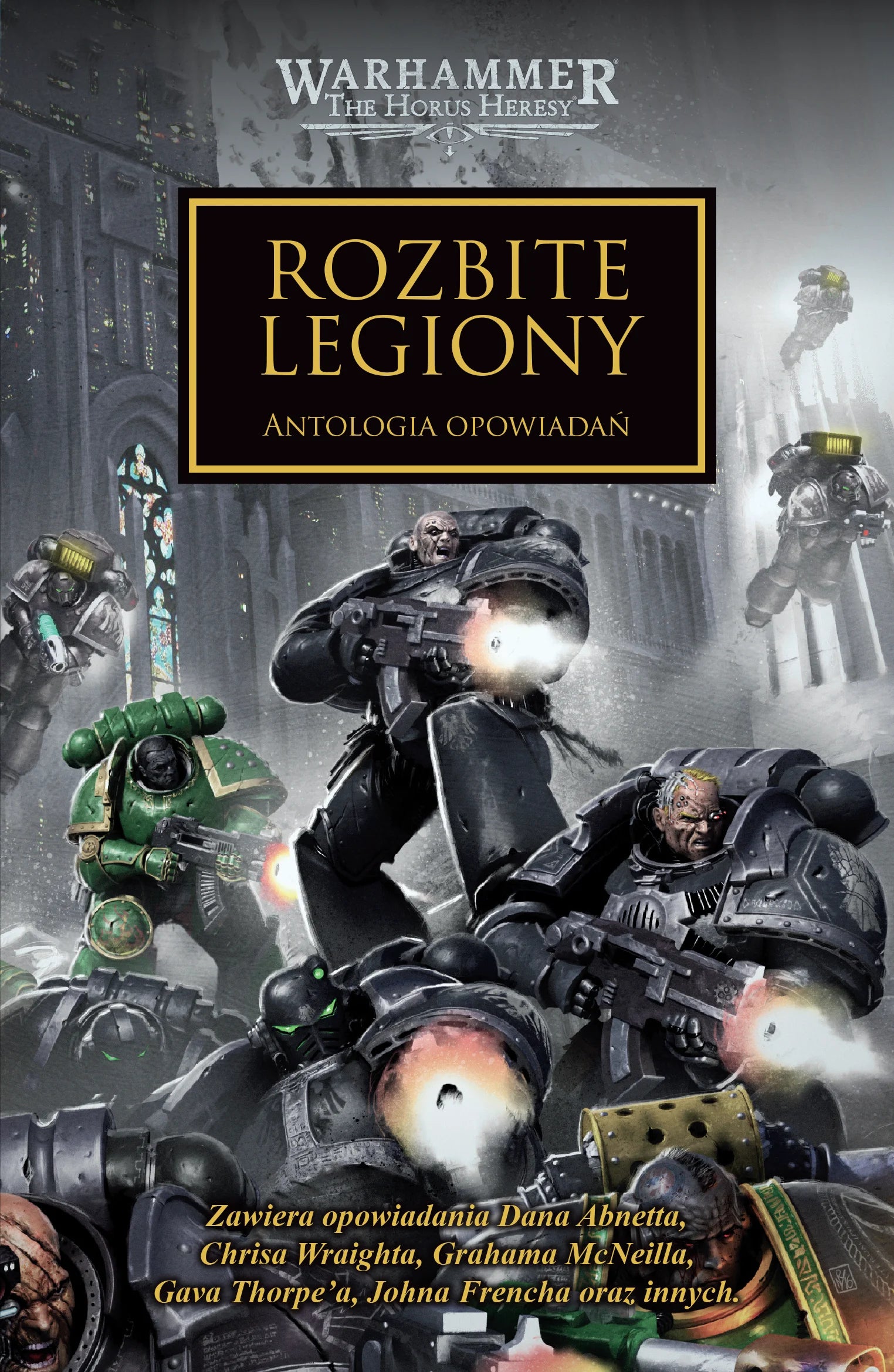 Warhammer The Horus Heresy Rozbite Legiony Tom XLIII Antologia Opowiadań – okładka książki: zbliżenie na trzech Kosmicznych Marines walczących w szarych i czarnych zbrojach – jeden strzela z karabinu, drugi w zielonej zbroi Salamandrów i trzeci w czarnej zbroi z miotaczem ognia – gotyckie ruiny i mgła w tle, napis Rozbite Legiony Antologia Opowiadań, logo Warhammer The Horus Heresy, wydawnictwo Copernicus Corporation
