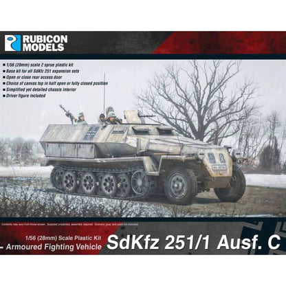 Rubicon Models 280031 SdKfz 251/1 Ausf. C – pudełko 1/56 Armoured Fighting Vehicle SdKfz 251/1 Ausf C: niemiecki transporter półgąsienicowy w zimowym kamuflażu biało-piaskowym z krzyżem żelaznym na kadłubie, figurki żołnierzy grenadierów pancernych z MG 34, jedzie przez Şnieżną równinę z drzewami w tle, logo Rubicon Models, lista cech zestawu