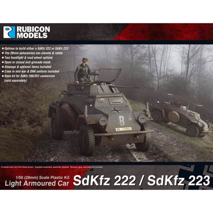 Rubicon Models 280062 SdKfz 222 / SdKfz 223 – pudełko 1/56 Light Armoured Car SdKfz 222/223: niemiecki lekki samochód pancerny w ciemnoszarym kamuflażu z literą B i numerem WH-1726953 na kadłubie, działko 20mm KwK 30 w otwartej wieży z siatką przeciwgranatową, figurka dowódcy w mundurze, jedzie przez jesienny las, drugi SdKfz 223 w tle, logo Rubicon Models