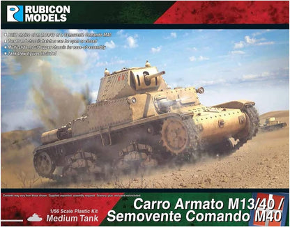 Rubicon Models 280095 Carro Armato M13/40 / Semovente Comando M40 – pudełko 1/56 Medium Tank widok z przodu: włoski czołg Średni M13/40 w kamuflażu pustynnym piaskowym, armata 47mm, jedzie przez pustynny teren z obłokiem dymu, logo Rubicon Models, flaga włoska