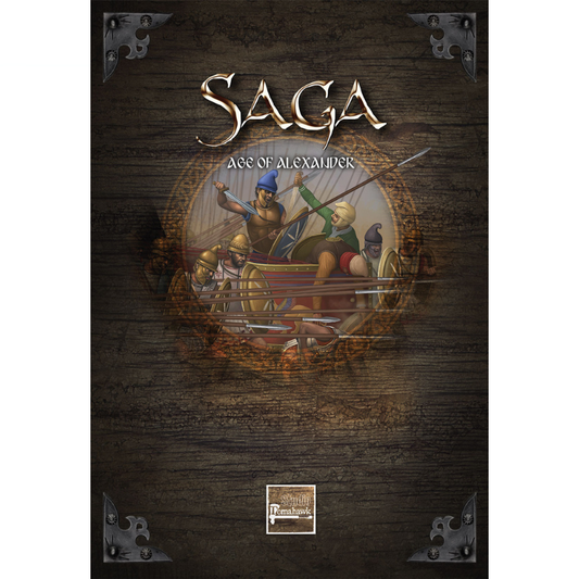 SAGA: Age of Alexander – okładka suplementu: brązowe drewniane tło z metalowymi okuciami w rogach, trzej wojownicy w walce – piechur z mieczem, łucznik i jeździec na rydwanie w okrągłym medalionie, złoty napis SAGA Age of Alexander, logo Studio Tomahawk
