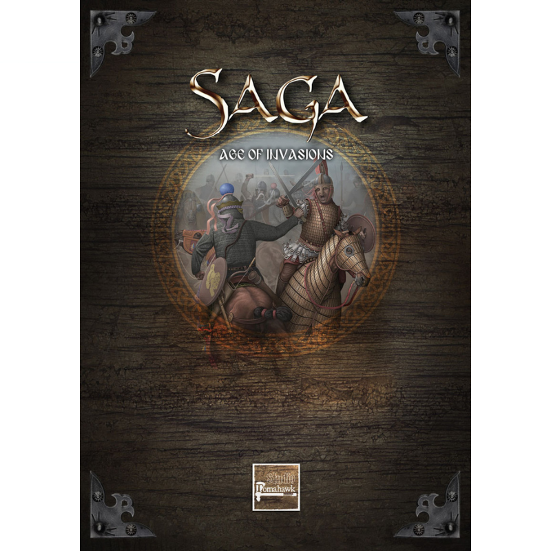 SAGA: Age of Invasions – okładka suplementu: brązowe drewniane tło z metalowymi okuciami w rogach, dwaj wojownicy w walce konnej w okrągłym medalionie – piechur z tarczą i jeździec w zbroi, złoty napis SAGA Age of Invasions, logo Studio Tomahawk
