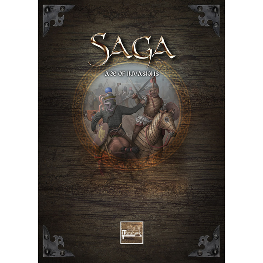 SAGA: Age of Invasions – okładka suplementu: brązowe drewniane tło z metalowymi okuciami w rogach, dwaj wojownicy w walce konnej w okrągłym medalionie – piechur z tarczą i jeździec w zbroi, złoty napis SAGA Age of Invasions, logo Studio Tomahawk
