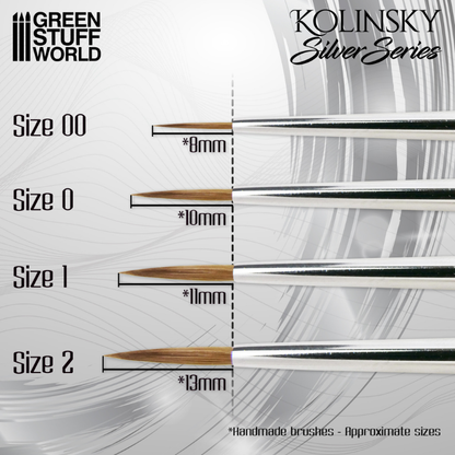 Green Stuff World Kolinsky Silver Series – porównanie rozmiarów: Size 00 (8mm), Size 0 (10mm), Size 1 (11mm), Size 2 (13mm), naturalne włosie Kolinsky, szare tło, ręcznie robione przybliżone rozmiary