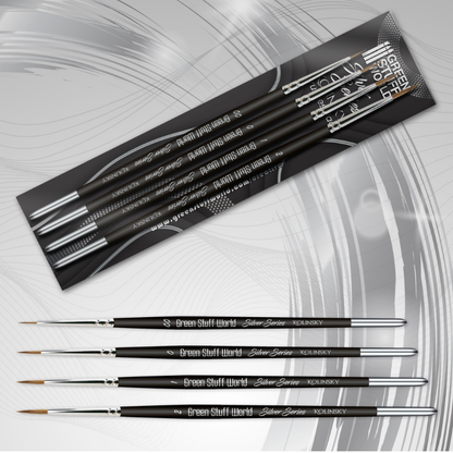 Green Stuff World Kolinsky Silver Series Brushes Pack – przód i tył opakowania: czarne kartonowe opakowanie z srebrnymi akcentami, 4 pędzle: Size 00, 0, 1, 2, czarne uchwyty z napisem Silver Series Kolinsky, szare tło