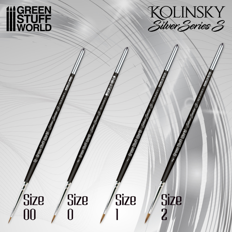 Green Stuff World Kolinsky Silver Series S – 4 pędzle widok z boku: Size 00 (5mm), Size 0 (7mm), Size 1 (10mm), Size 2 (12mm), czarne uchwyty, srebrna ferrula, szare tło
