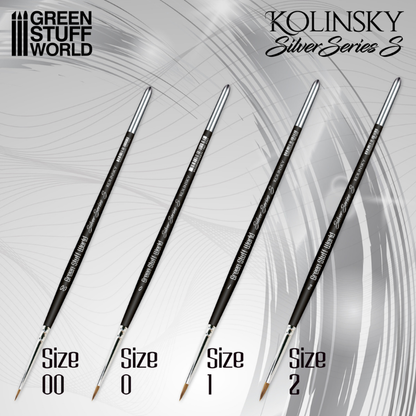 Green Stuff World Kolinsky Silver Series S – 4 pędzle widok z boku: Size 00 (5mm), Size 0 (7mm), Size 1 (10mm), Size 2 (12mm), czarne uchwyty, srebrna ferrula, szare tło