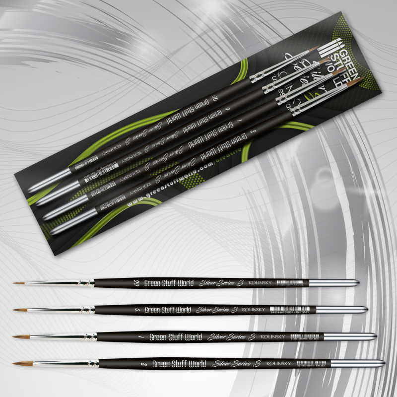 Green Stuff World Kolinsky Silver Series S – 4 pędzle obok opakowania: Size 00, 0, 1, 2, czarne uchwyty z napisem Silver Series S Kolinsky, srebrna ferrula, szare tło