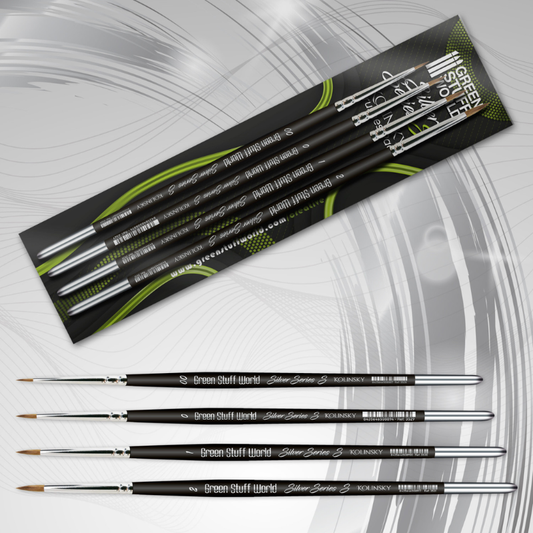 Green Stuff World Kolinsky Silver Series S – 4 pędzle obok opakowania: Size 00, 0, 1, 2, czarne uchwyty z napisem Silver Series S Kolinsky, srebrna ferrula, szare tło