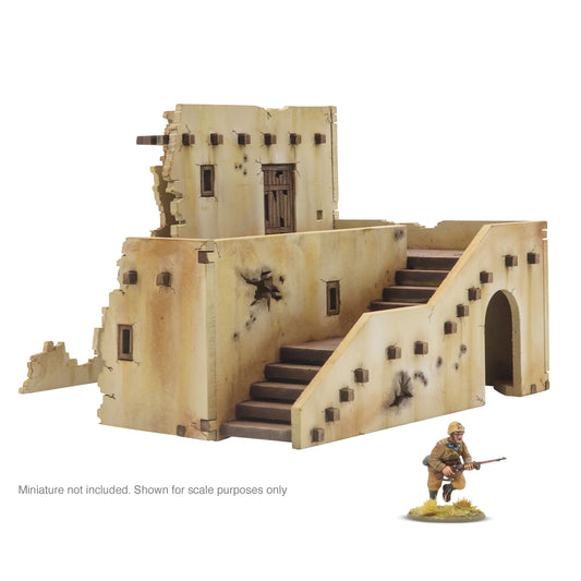 Adobe Building Ruins – widok z przodu na łuk i schody, pomalowany model, Bolt Action 28mm Warlord Games
