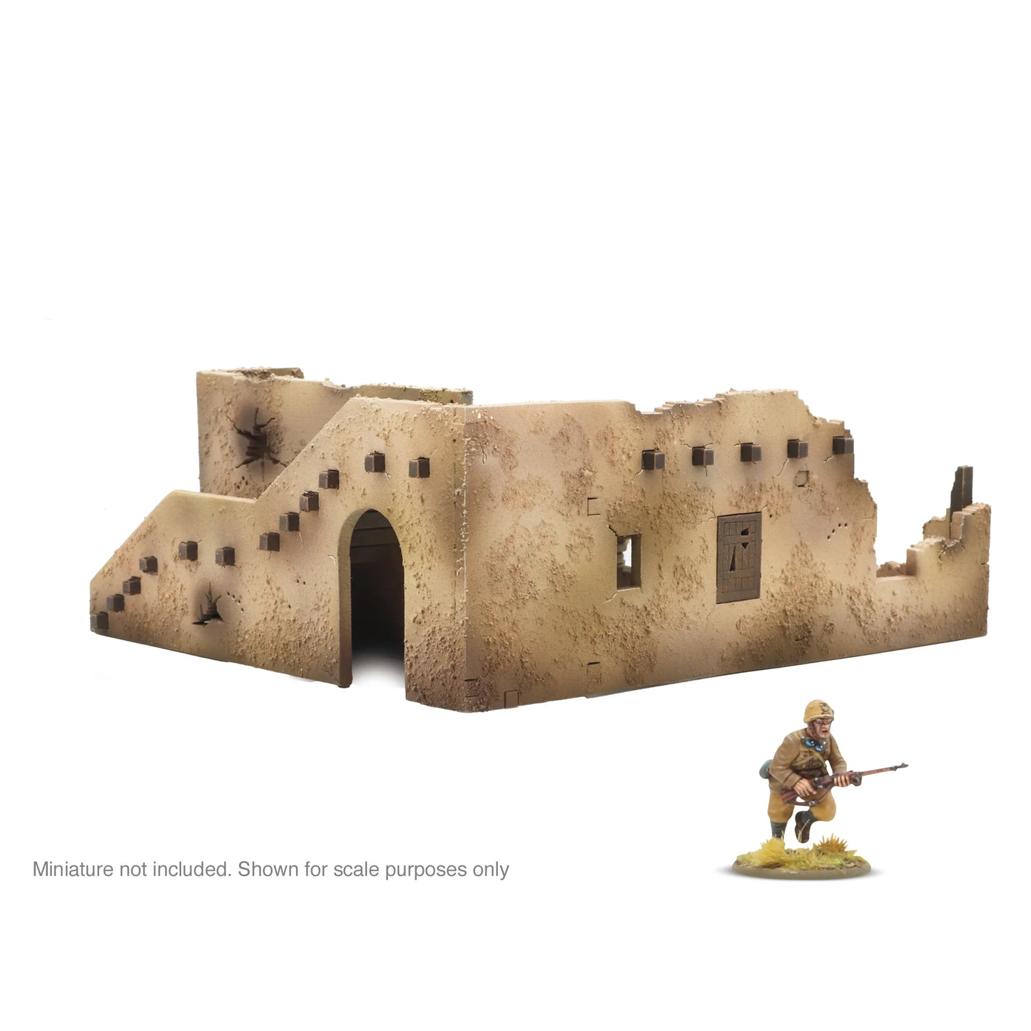 Adobe Building Gentleman's War Ruins SLC0035 28mm Warlord Games - duża ruina budynku adobe z łukową bramą schodami i figurką żołnierza widok izometryczny białe tło
