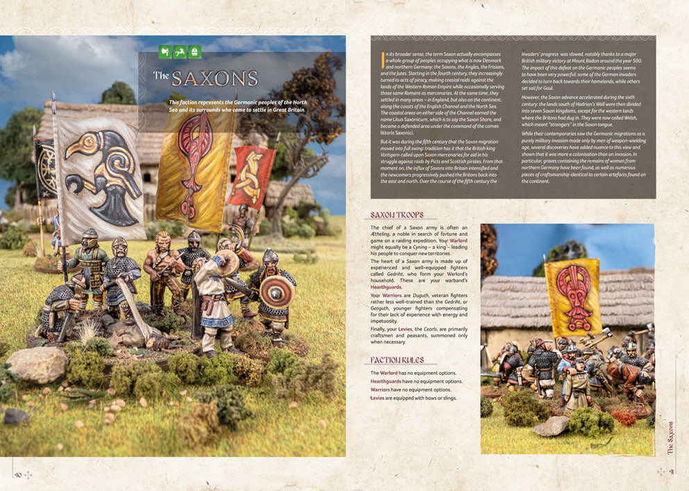 SAGA: Age of Invasions – rozkładówka: frakcja Saxons – makieta wioski z figurkami saksońskich wojowników z tarczami i włóczniami pod sztandarami z krukiem i smokiem, opis frakcji Saxon Troops i Faction Rules po angielsku, kolorowe zdjęcia figurek
