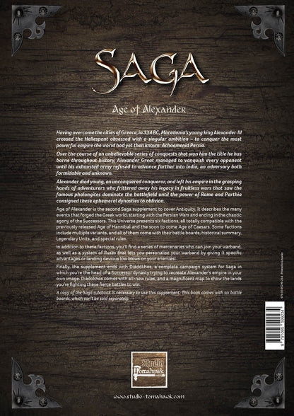 SAGA: Age of Alexander – tył okładki: brązowe drewniane tło, opis suplementu po angielsku z historią Aleksandra Wielkiego i zawartością książki, logo Studio Tomahawk, adres www.studio-tomahawk.com, kod kreskowy ISBN 9791045599254
