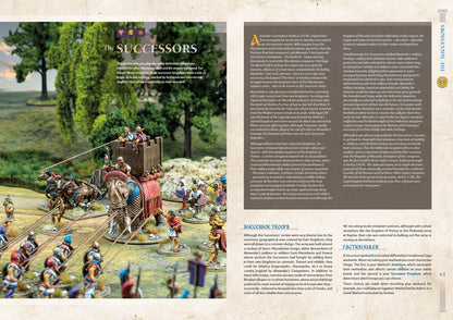 SAGA: Age of Alexander – rozkładówka: sekcja Battle Boards i How to Use This Supplement – karta Battle Board Macedonians, tabela trudności frakcji (Greek Cities, Persians, Thracians, Macedonians, Indians, Successors), typy kości SAGA (Phoenician, Barbarian, Hellenic), zdjęcie armii macedońskiej z sarissami na stole

