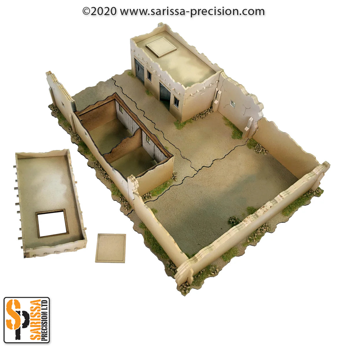 Skirmish Compound Bravo A040 – widok z góry na rozłożone elementy: 2 budynki ze zdejmowanymi dachami i sekcja muru osobno, surowe MDF, 28mm Sarissa Precision

