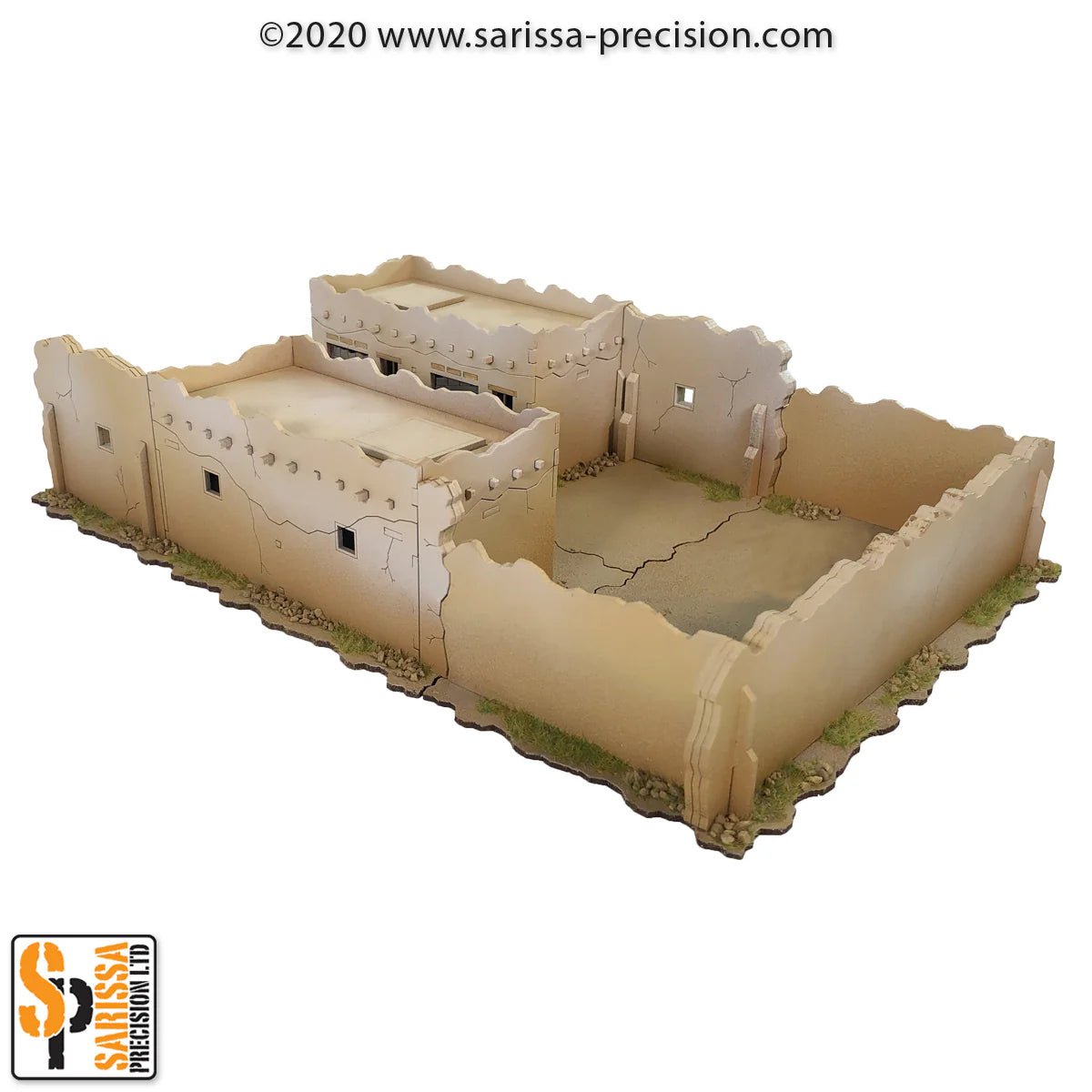 Skirmish Compound Bravo A040 – widok izometryczny z tyłu na kompound z 2 budynkami i murem otaczającym dziedziniec, surowe MDF, 28mm Sarissa Precision
