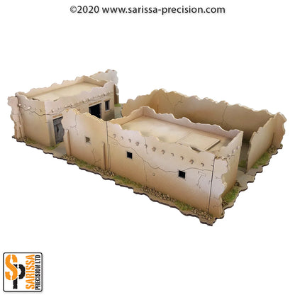 Skirmish Compound Bravo A040 – widok izometryczny z boku na kompound z 2 budynkami z płaskimi dachami i długim murem, surowe MDF, 28mm Sarissa Precision
