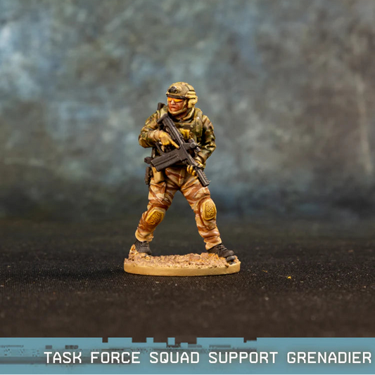 Task Force Squad Support Grenadier Spectre Miniatures – operator sił specjalnych z automatyczną wyrzutnią granatów w kamuflażu pustynnym, 28mm widok z przodu
