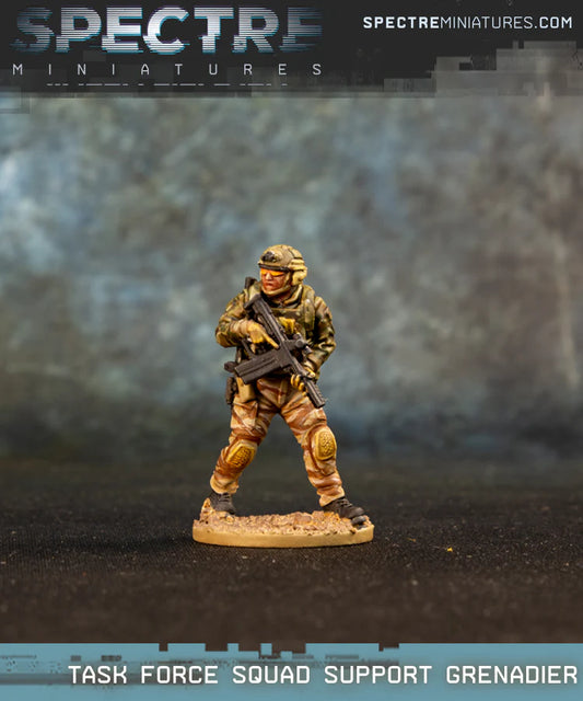 Task Force Squad Support Grenadier Spectre Miniatures – operator sił specjalnych z automatyczną wyrzutnią granatów w kamuflażu pustynnym, 28mm widok z przodu
