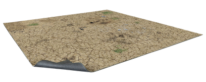 Desert Wasteland – Mata do gry 2'x2' (60x60 cm) Mousepad Battle Systems – widok perspektywiczny spękanej pustynnej ziemi z gruzem