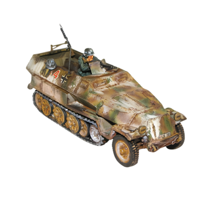 Sd.Kfz 251/1 Ausf C Hanomag - Bolt Action 1/56 28mm - półgąsienicowiec z karabinem maszynowym MG34 w kamuflażu ambush numer 14 z dowódcą i zakrzywionymi płytami pancerza - widok z boku z trzema czwartymi - Warlord Games