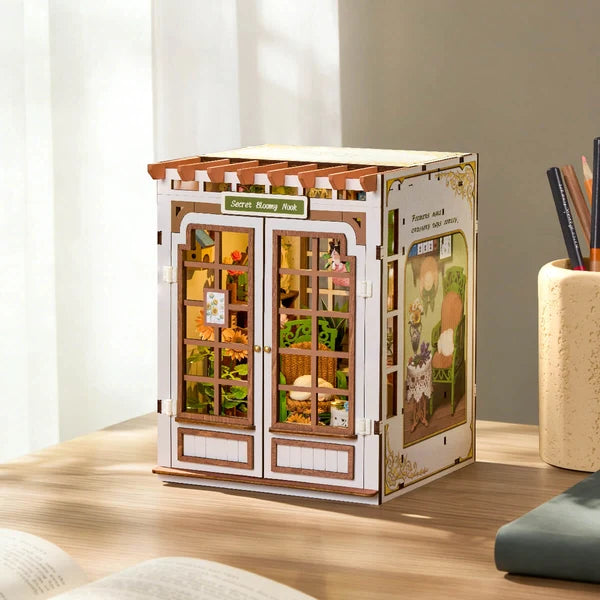 Tajemniczy Ogród Rolife TGE04 Secret Bloomy Nook – składanie zielonego fotela wiklinowego z elementów, ręce trzymające miniaturowe części