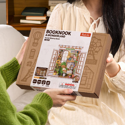 Tajemniczy Ogród Rolife TGE04 Secret Bloomy Nook – zbliżenie na róg z lawendową skrzynką, nożycami ogrodowymi, książkami Petal Paths i roślinami monstera