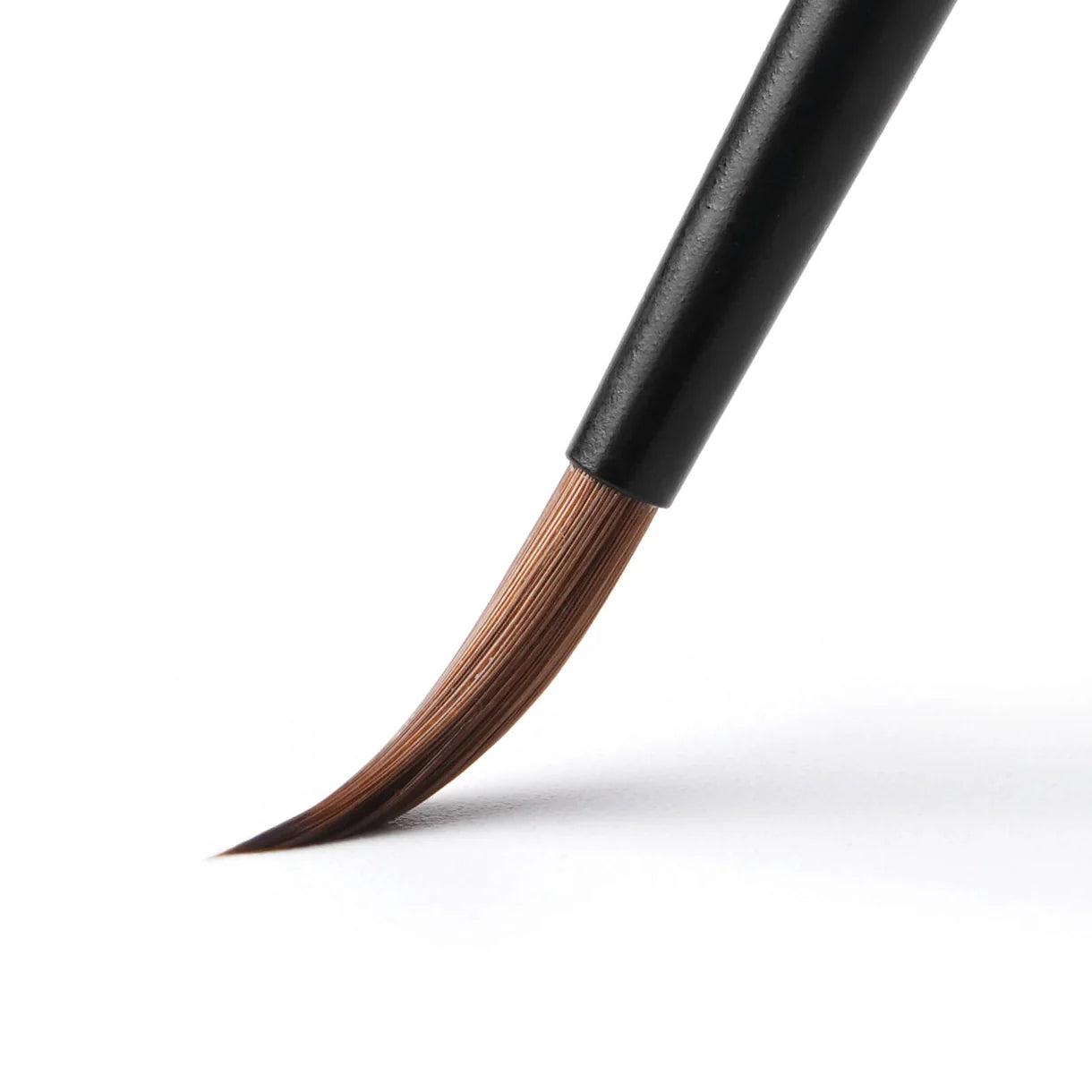 Master I Kolinsky Sable Zestaw Pędzli Golden Maple – makro zbliżenie na czubek pędzla Kolinsky Sable z naturalnym włosiem w kolorze brązowym, precyzyjny szpic, czarny uchwyt, białe tło
