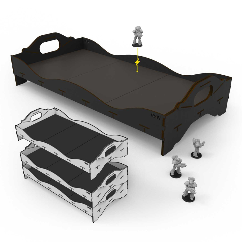Stackable Tournament Tray 630mm – czarna taca MDF z figurką Space Marine przyciągniętą magnesem, układanie 3 tac, figurki 25mm i 32mm obok