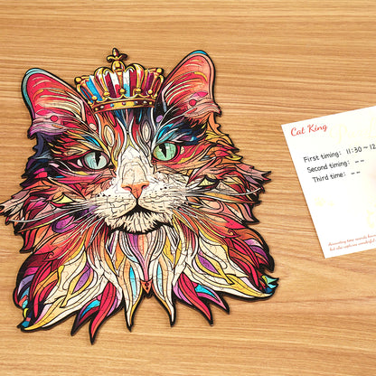 Koci Król Rowood TA002 Cat King – ręce układające puzzle na drewnianym stole z rozrzuconymi elementami o unikalnych kształtach, widok z góry