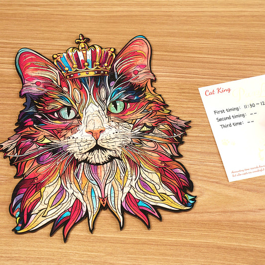 Koci Król Rowood TA002 Cat King – ręce układające puzzle na drewnianym stole z rozrzuconymi elementami o unikalnych kształtach, widok z góry