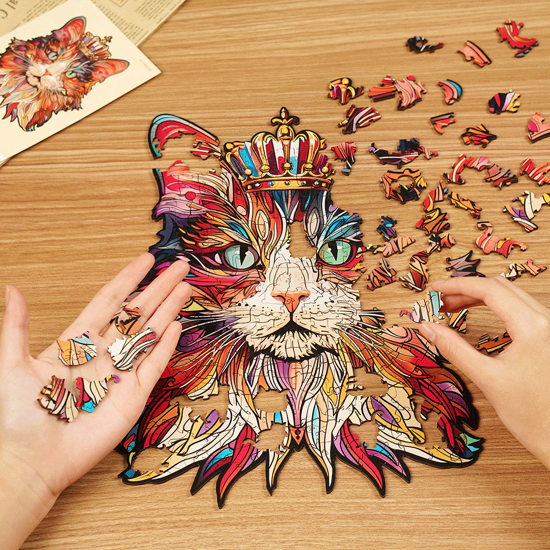 Koci Król Rowood TA002 Cat King – gotowe puzzle w czarnej ramce na białej ścianie jako dekoracja, obok fotela i stolika z książkami