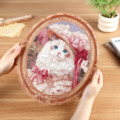 Wiosenna Kotka Rowood TA005 Springtime Kitty Portrait – ręce trzymające gotowe puzzle nad drewnianym stołem z rośliną i książkami w tle, widok z góry